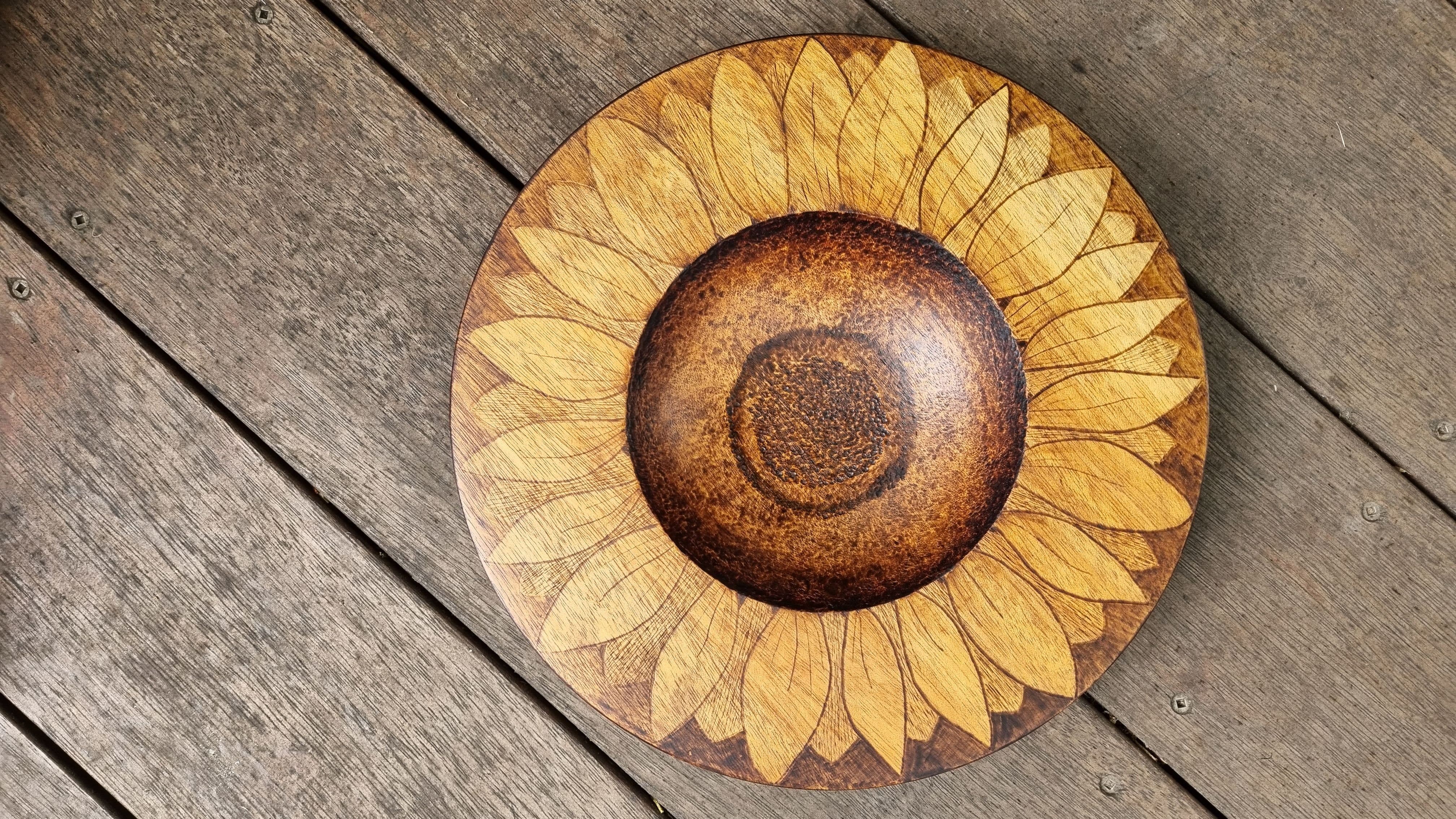 Hand turned bowl ideal formall items. Measuring approx 28 mm diameter with pyrography feature